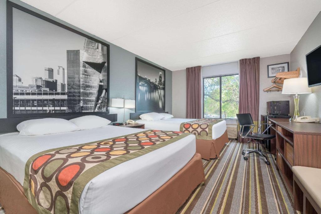 Super 8 by Wyndham Bloomington/Airport photo 2