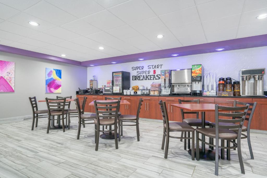 Super 8 by Wyndham Bloomington/Airport photo 4