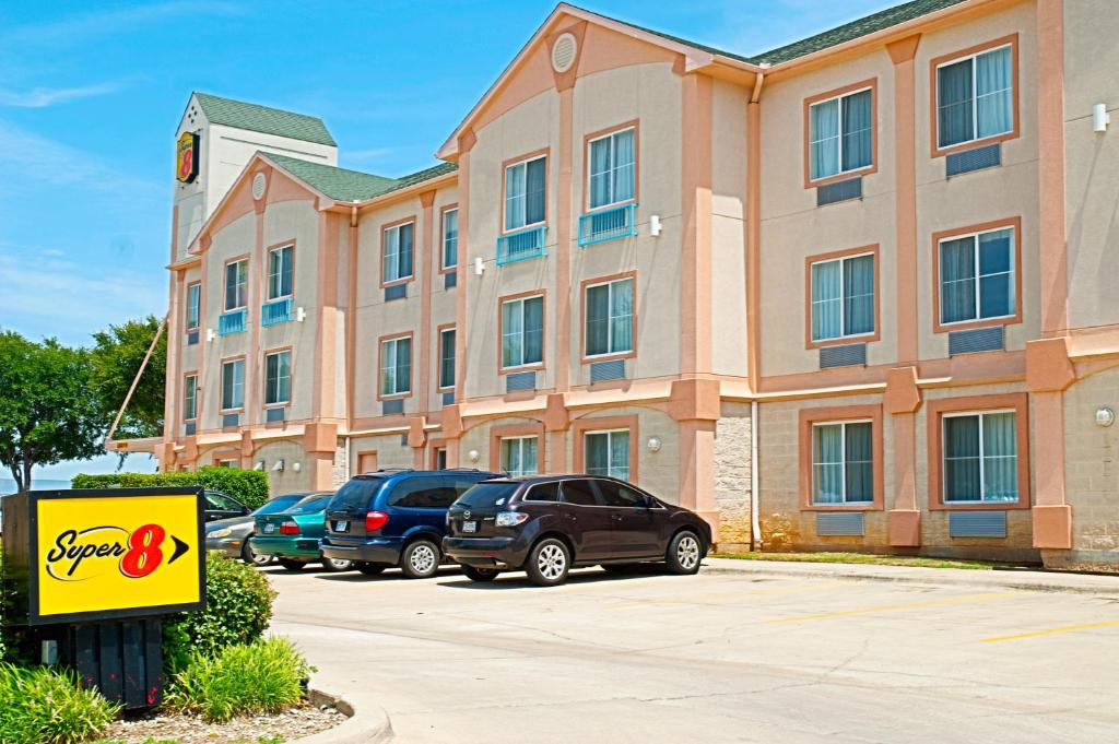Super 8 by Wyndham Irving/DFW Apt/North, photo 1