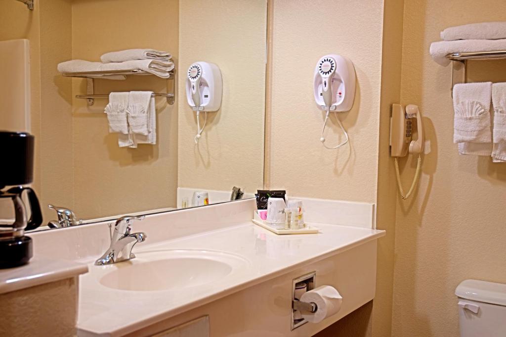 Super 8 by Wyndham Irving/DFW Apt/North photo 3