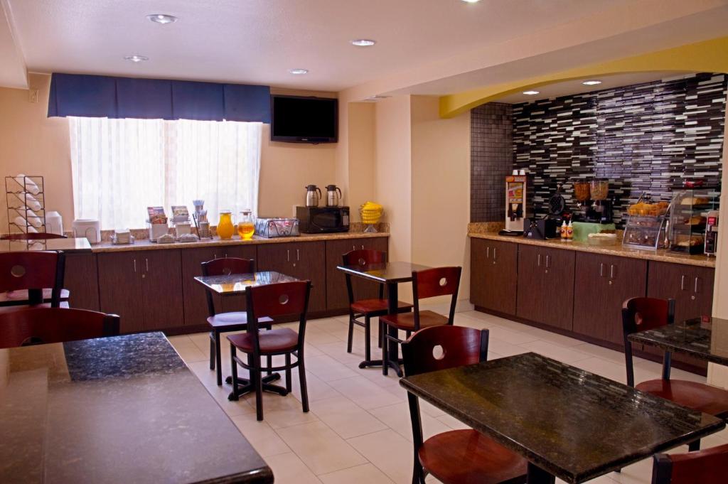 Super 8 by Wyndham Irving/DFW Apt/North photo 4
