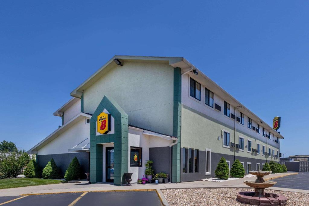 Super 8 by Wyndham Kansas City at Barry Road/Airport, photo 1