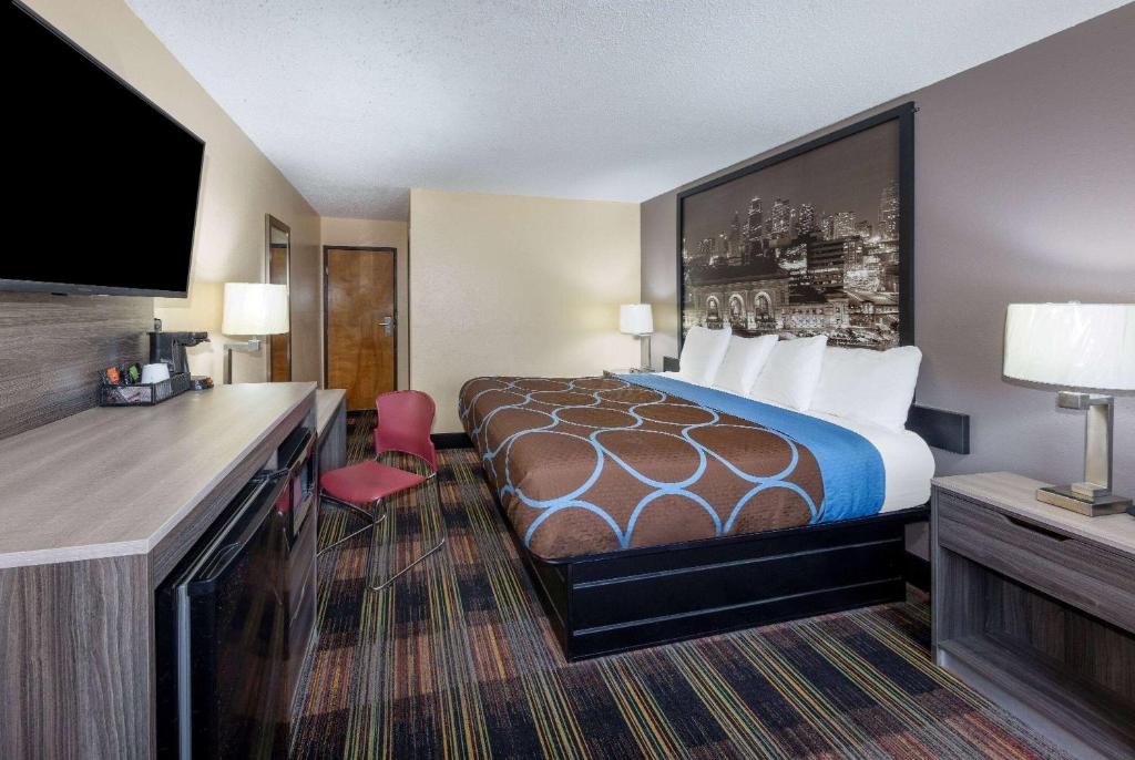 Super 8 by Wyndham Kansas City at Barry Road/Airport photo 2