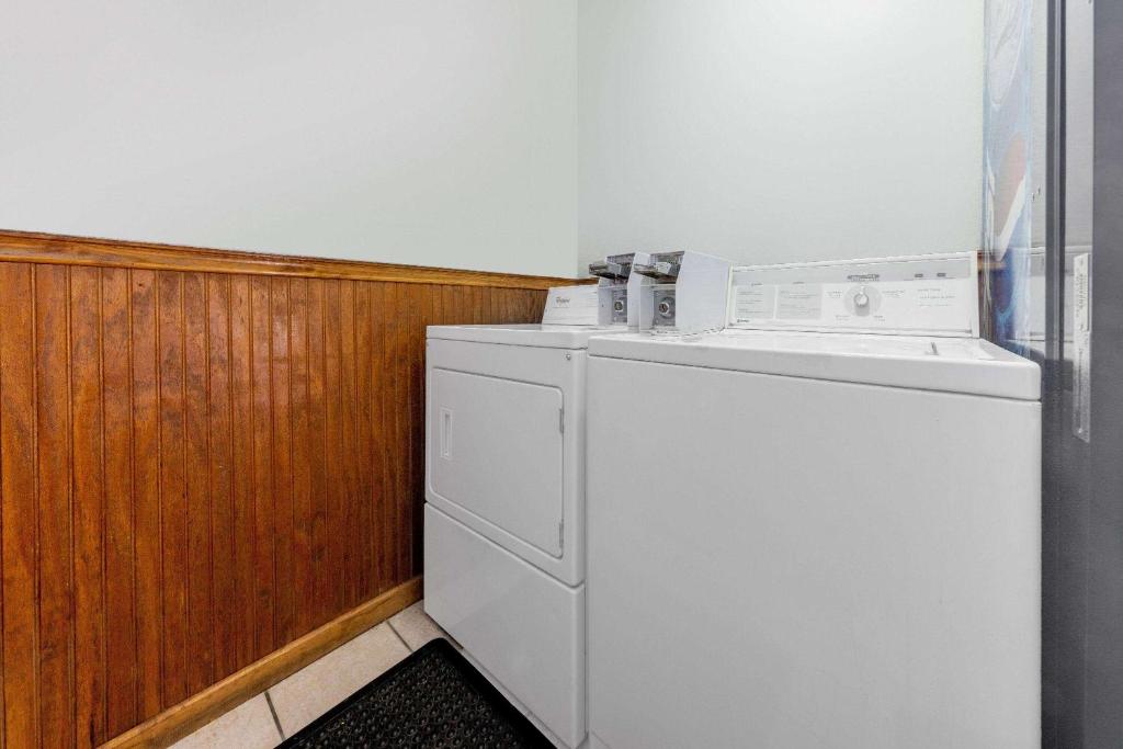 Super 8 by Wyndham Kansas City at Barry Road/Airport photo 3