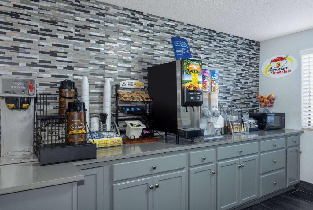 Super 8 by Wyndham Kansas City at Barry Road/Airport photo 4