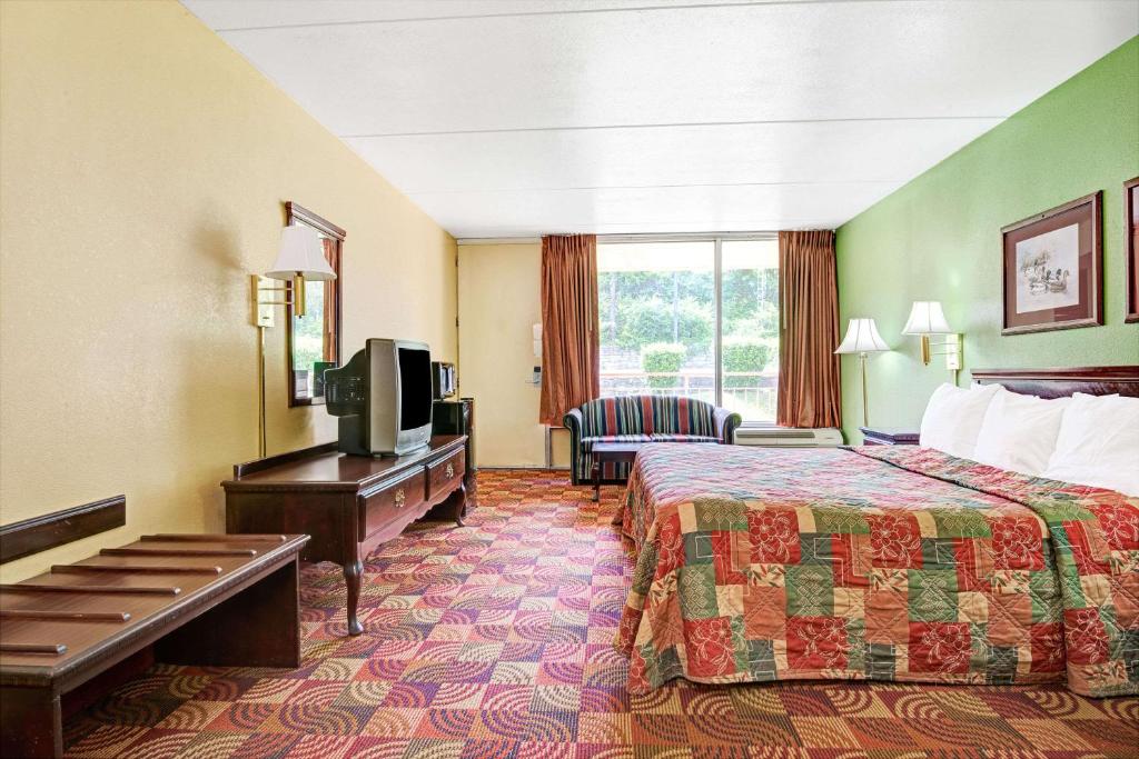 Super 8 by Wyndham Nashville Near Downtown / I-40 photo 2