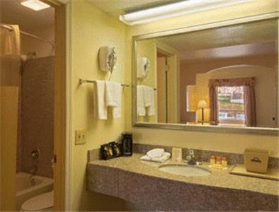 Super 8 by Wyndham Nashville Near Downtown / I-40 photo 3