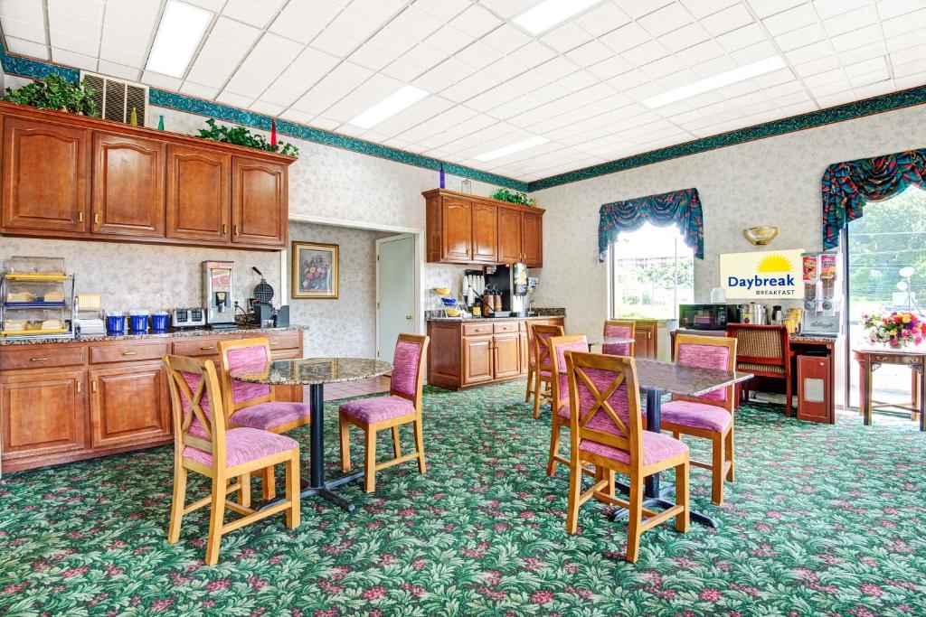 Super 8 by Wyndham Nashville Near Downtown / I-40 photo 4
