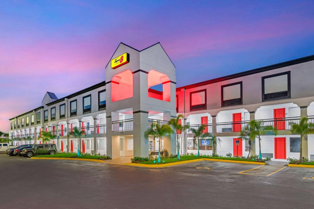 Super 8 by Wyndham Orlando Near Florida Mall, photo 1