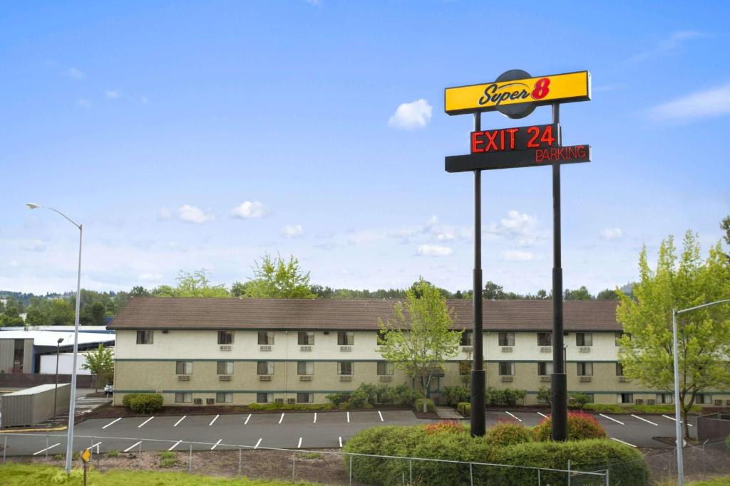 Super 8 by Wyndham Portland Airport, photo 1