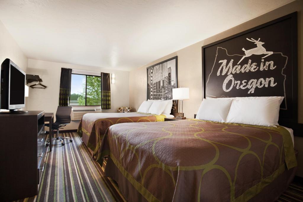 Super 8 by Wyndham Portland Airport photo 2