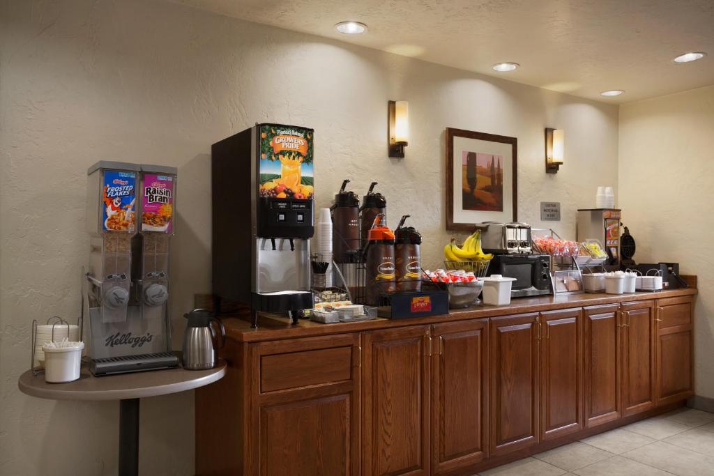 Super 8 by Wyndham Portland Airport photo 4