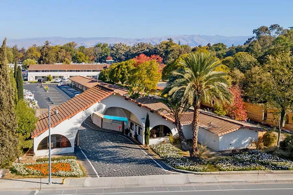 Super 8 by Wyndham San Jose Airport, photo 1