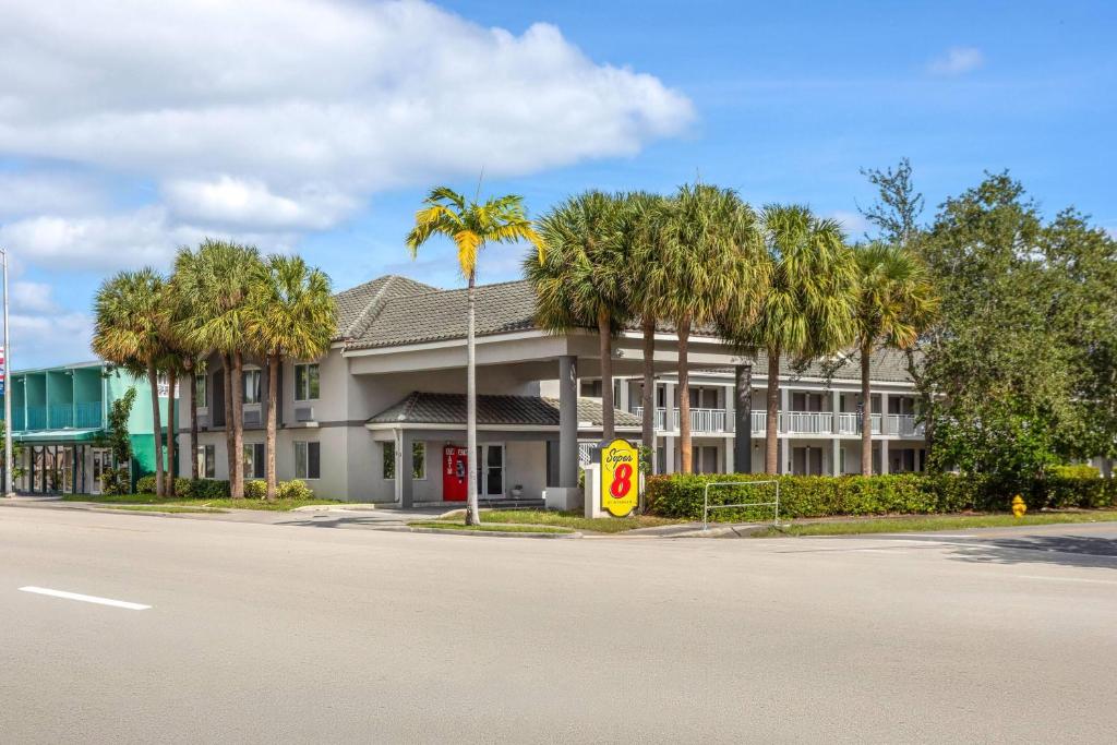 Super 8 Motel by Wyndham near Fort Lauderdale Arpt, photo 1