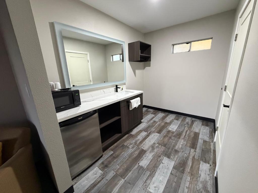 The Atlas Inn & Suites LAX photo 3