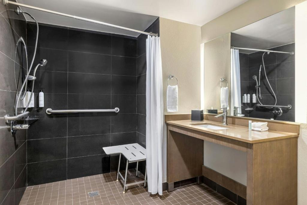 TownePlace Suites by Marriott Charlotte LoSo Airport photo 3