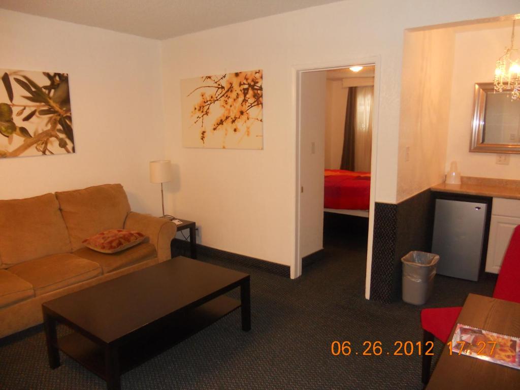 Tradewinds Airport Hotel photo 2