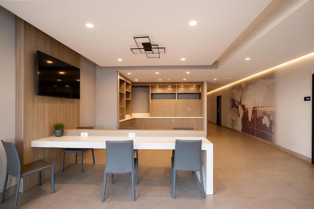 Travelodge by Wyndham LAX photo 4