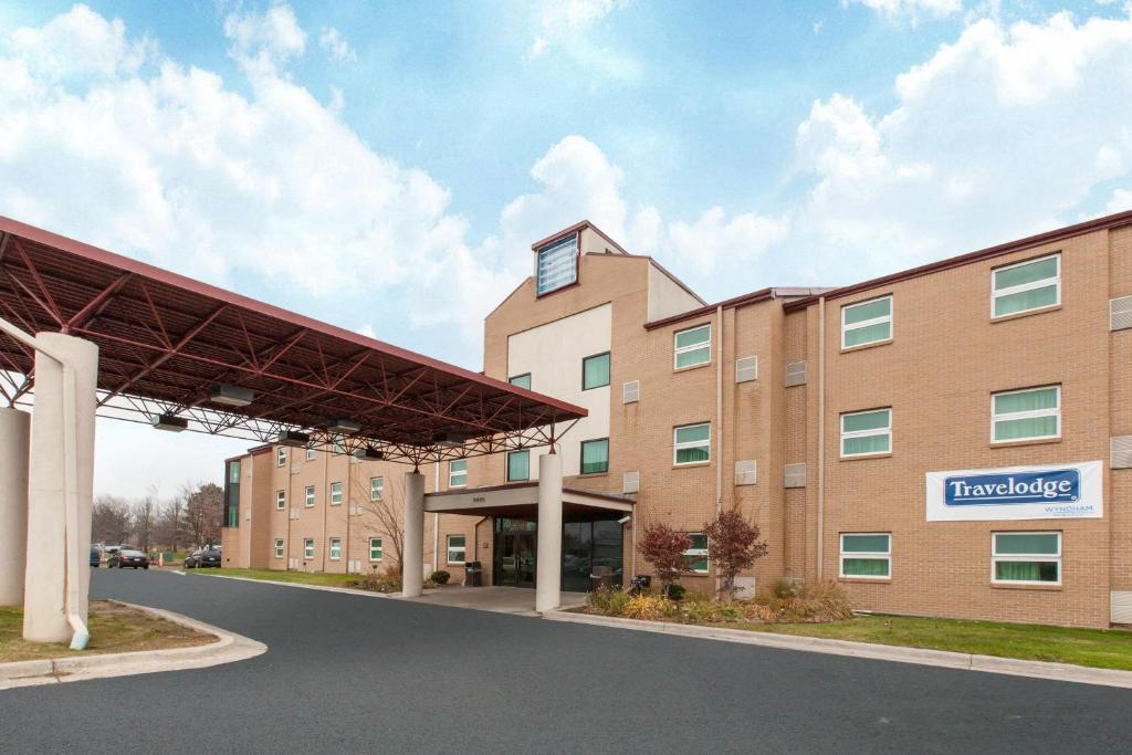 Travelodge by Wyndham Romulus Detroit Airport, photo 1