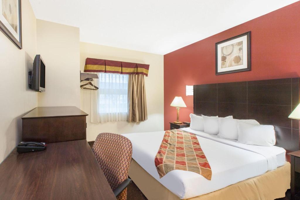 Travelodge by Wyndham Romulus Detroit Airport photo 2