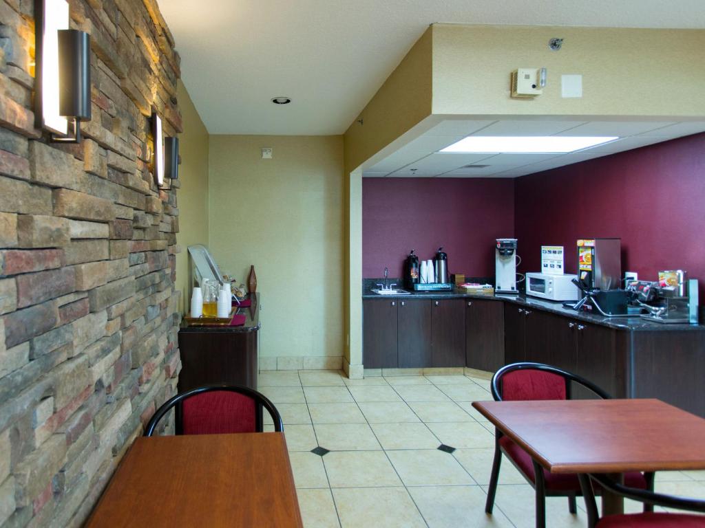 Travelodge by Wyndham Romulus Detroit Airport photo 4