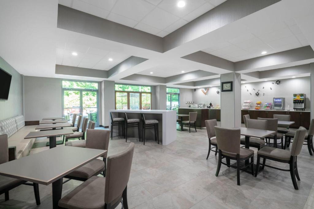 Wingate by Wyndham Charlotte Airport photo 2