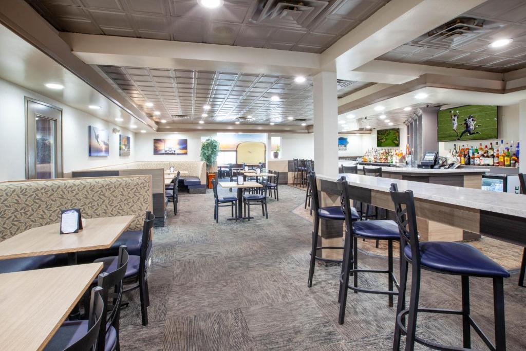 Wingate by Wyndham Detroit Metro Airport photo 2