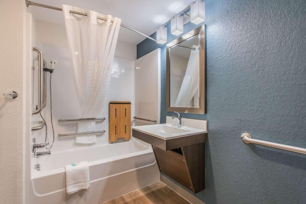 WoodSpring Suites Doral Miami Airport photo 3