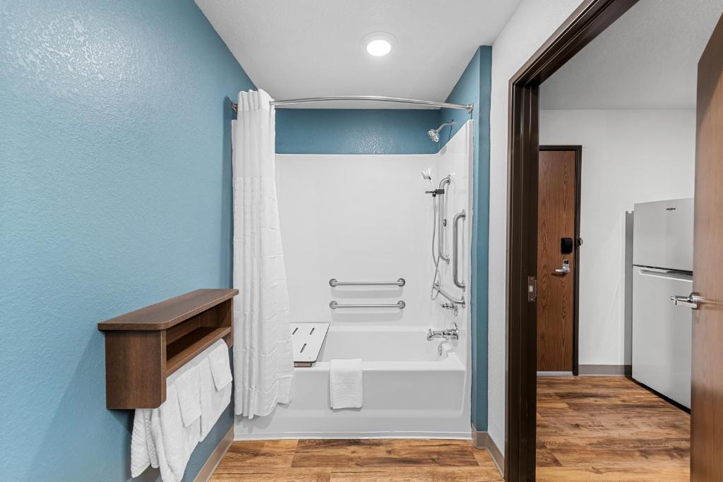 WoodSpring Suites Kansas City Airport photo 3