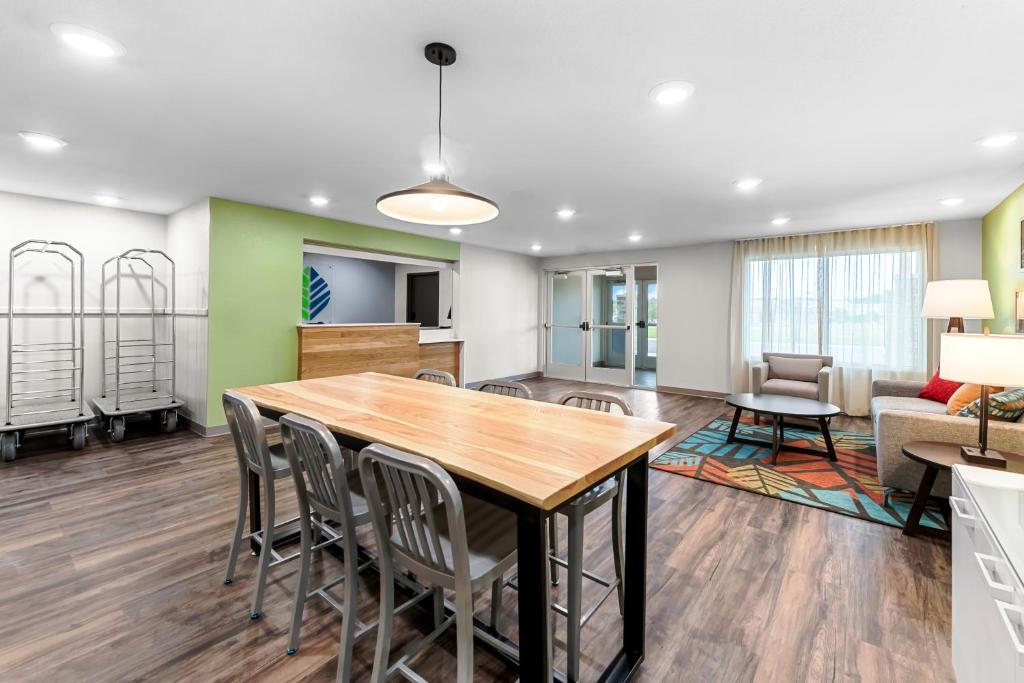WoodSpring Suites Kansas City Airport photo 4