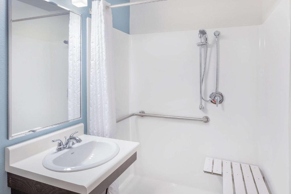 WoodSpring Suites Las Colinas - Northwest Dallas photo 3