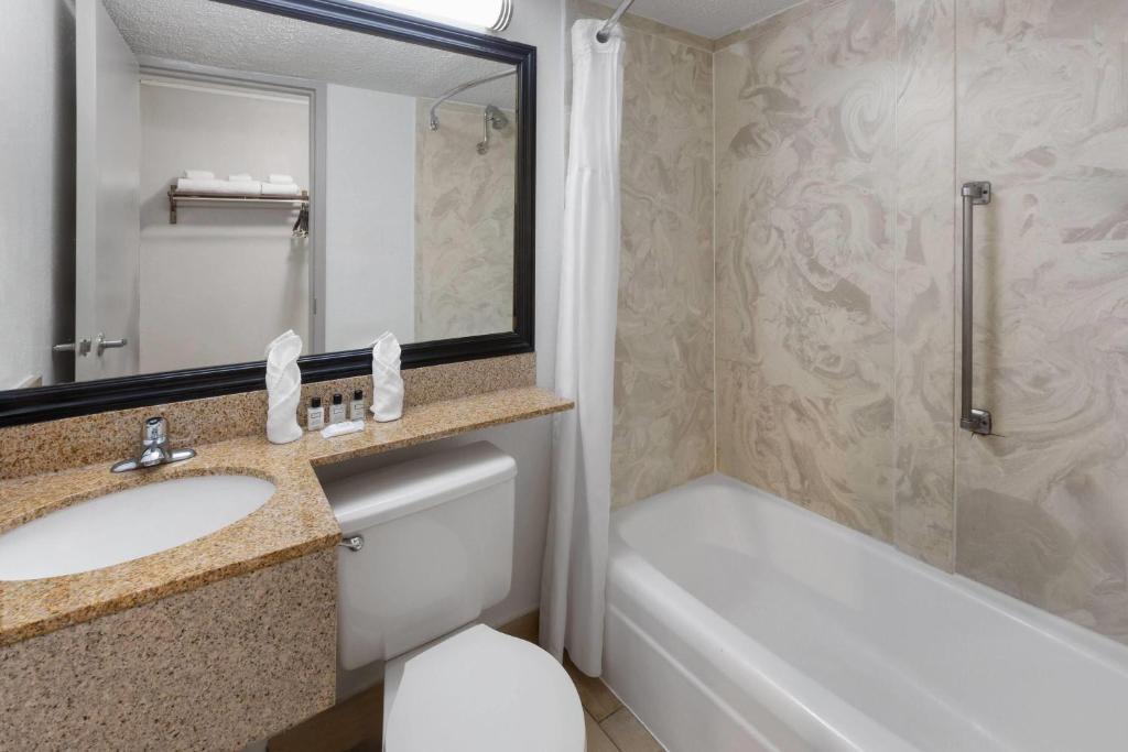 Wyndham Garden Detroit Metro Airport photo 2