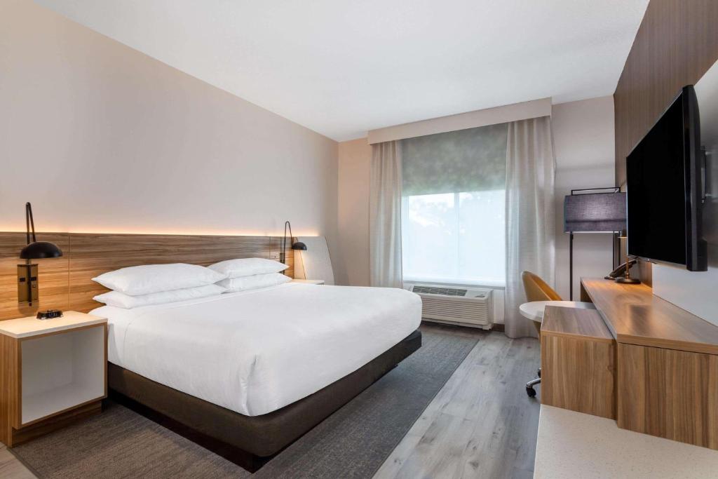 Wyndham Garden Orlando Airport - Free Airport Shuttle - PARK N' FLY Available photo 2