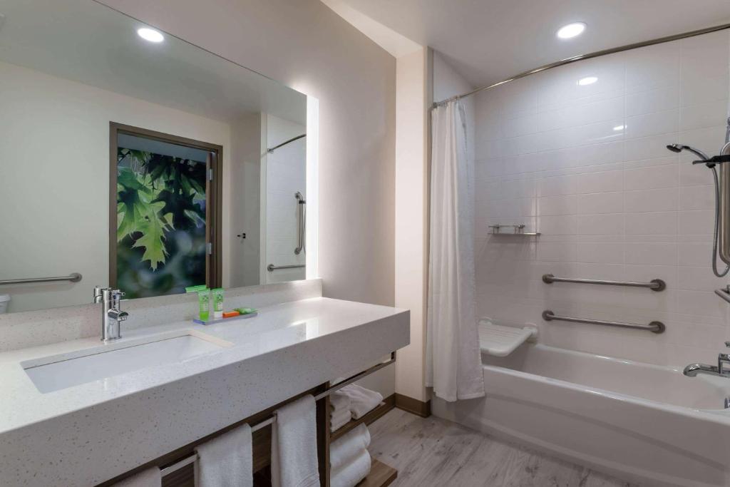 Wyndham Garden Orlando Airport - Free Airport Shuttle - PARK N' FLY Available photo 3